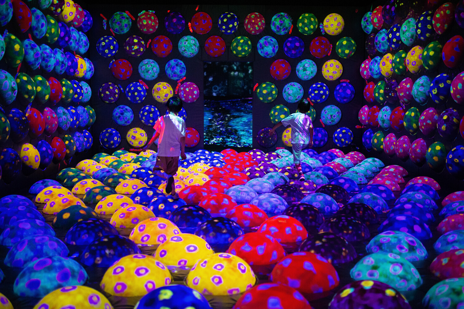 teamLab, Rapidly Rotating Bouncing Sphere Caterpillar House