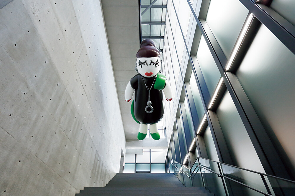 兵庫県立美術館（安藤忠雄建築）の空間に浮かぶ巨大ヒロコちゃんバルーン