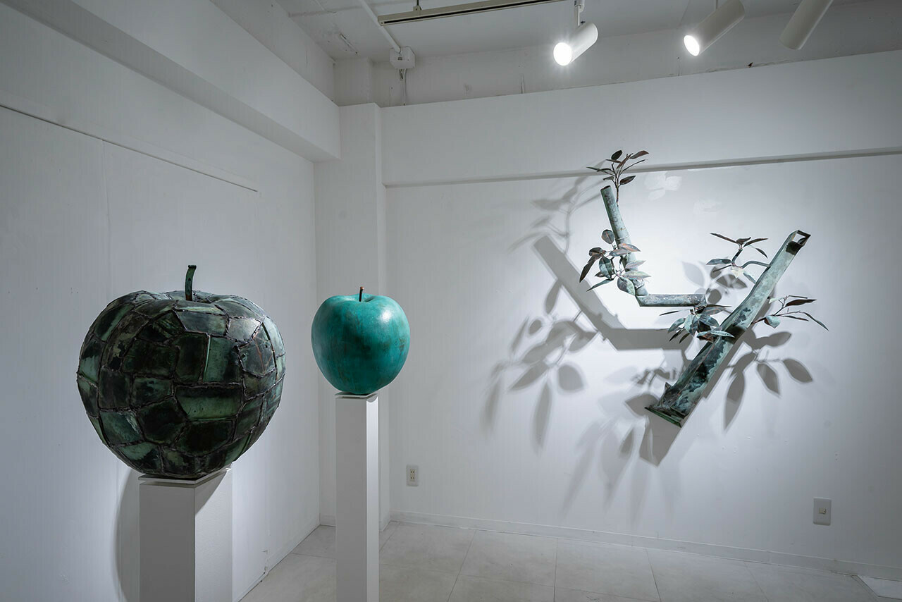 （左）『memory -二つの林檎-』、（右）『memory -護り木-』