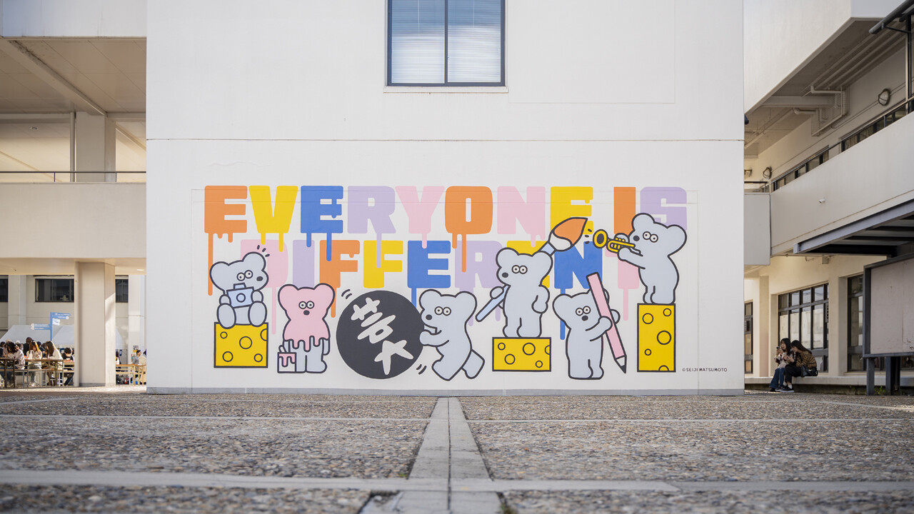 キャンパス内にアーティスト 松本セイジ氏の巨大壁画が出現！ | TOPICS