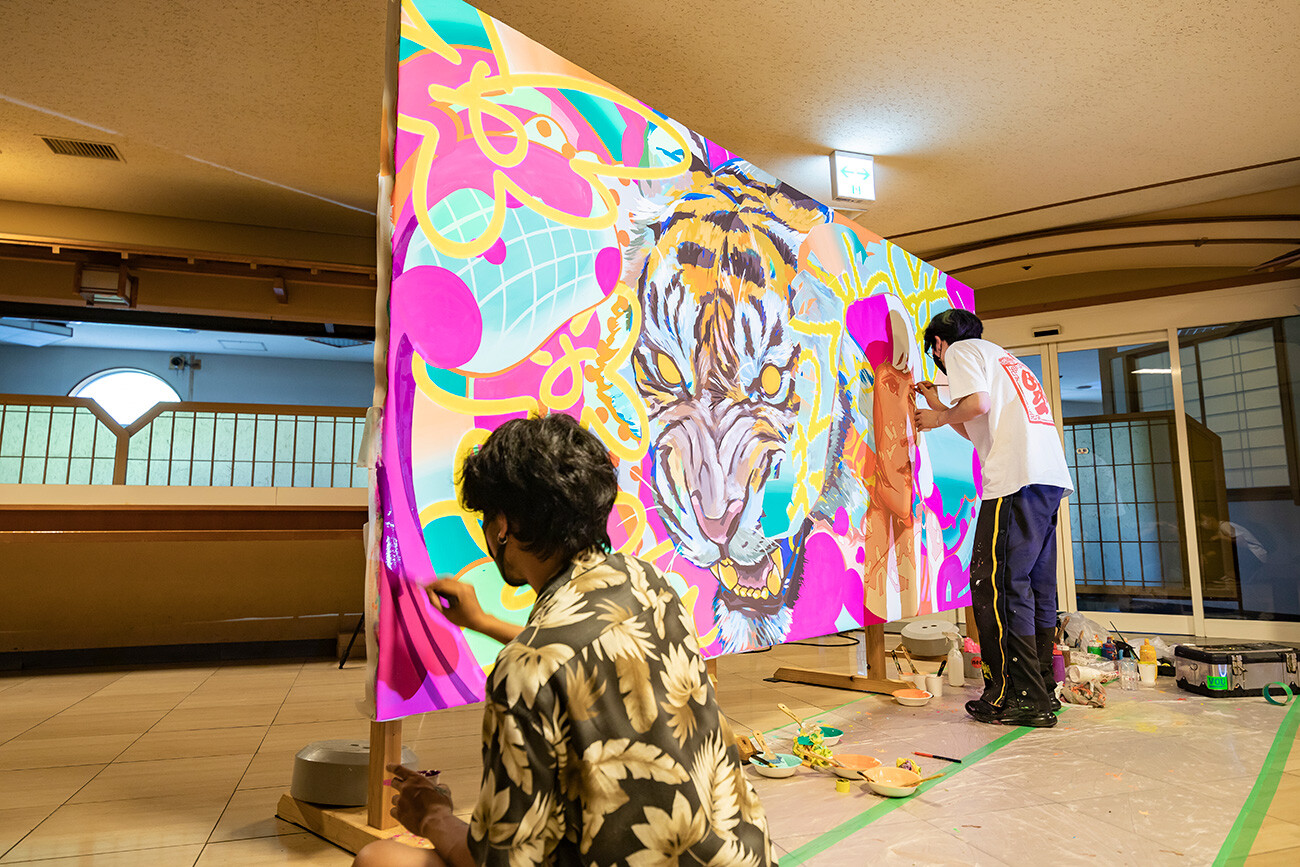 大きなキャンバスにダイナミックにライブペイントしていく